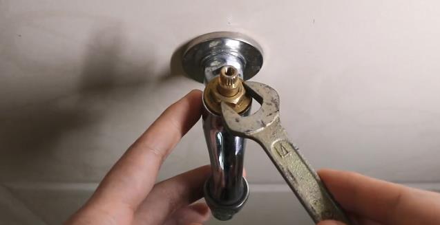 水龍頭滴水怎么處理？看步驟圖跟著老師傅一步步操作一下吧！